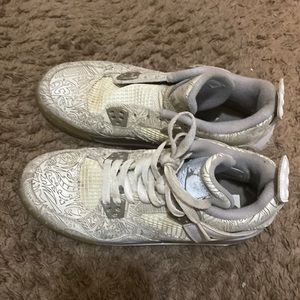 Jordan 4s missing a shoe lace on one shoe